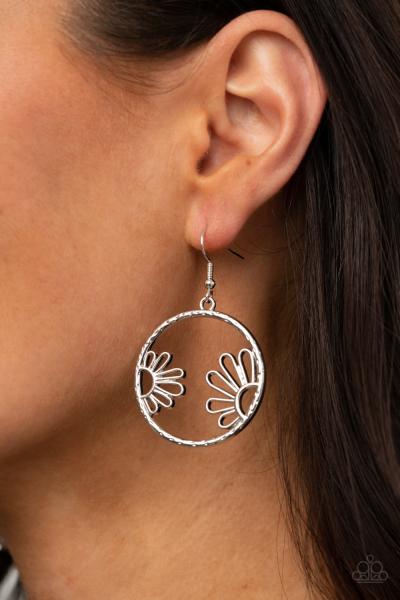 Demurely Daisy - Silver Earring 
